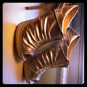 Platinum Rock & Republic Pumps